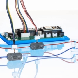 Picture of a possible system built with the advance kit. Two pumps pumping different liquids through a microfluidic Chip, controlled with the mp-Multiboard2.