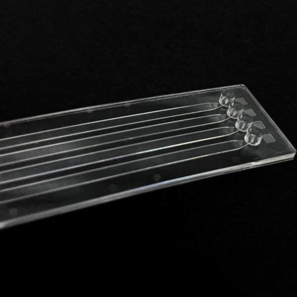Straight Channel Chip 560 by microfluidic ChipShop with 4 channels, made from PC, total volume of 50µl.